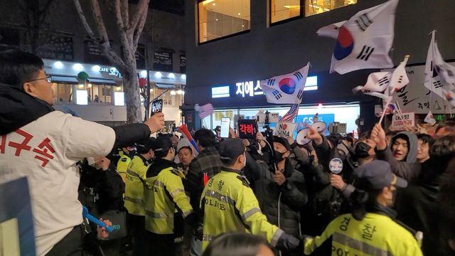 도심행진하던 탄핵 찬반 충돌할 뻔…200ｍ 떨어져 철야농성(종합)