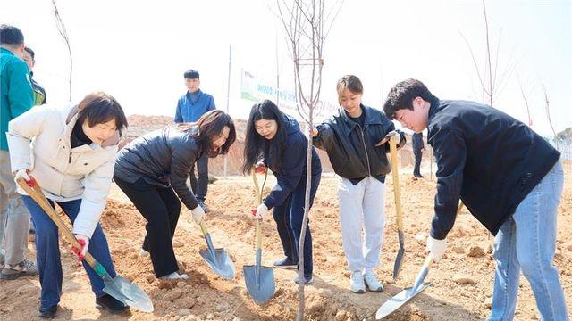 용인시의회, 제80회 식목일 기념 나무심기 행사 참여
