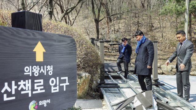 개장 앞둔 '의왕시청사' 외곽 산책로 데크길 공사 현장 점검