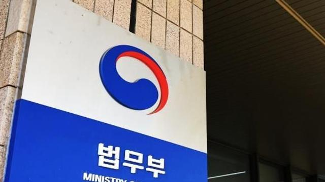 산불에 할머니 업고 뛴 외국인…정부, 장기거주자격 검토
