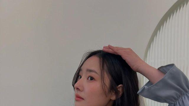 물빛 드레스에 담긴 봄의 여운, 배우희의 순간