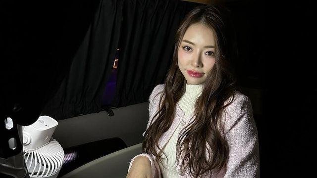 차 안을 봄빛으로 채운 설하윤, 핑크 트위드 카디건으로 완성한 포근한 룩