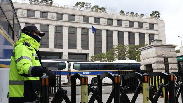 [속보] 경찰, 헌재 인근 ‘진공상태’ 착수…교통통제도 시작