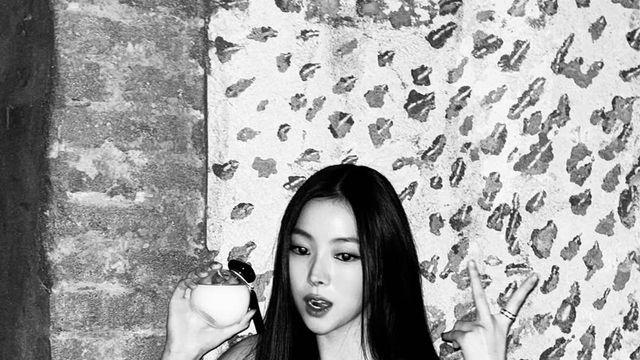 미야오 나린의 당당함과 간지... 크롭탑과 로우라이즈 데님으로 완성한 시티 스트리트 룩
