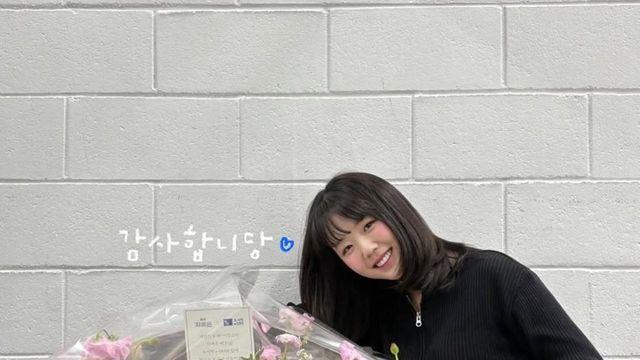 니트와 팬츠만으로 완성된 지예은표 꾸안꾸