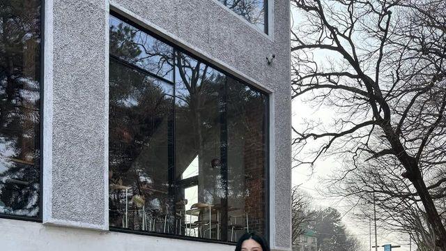 조민, 커피보다 먼저 눈에 들어오는 투명한 스타일링