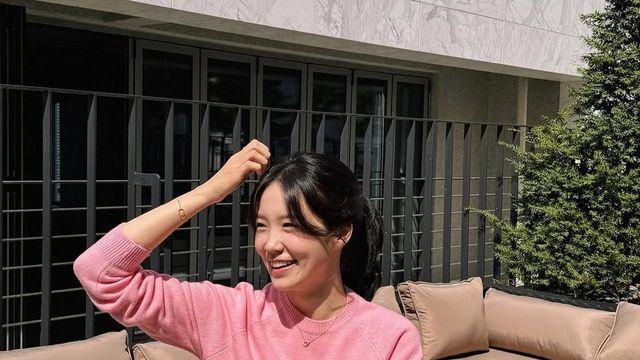 장예원 데일리룩, 분홍 니트와 아이보리 스커트의 산뜻한 조합