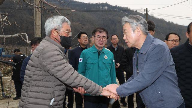 산불현장 찾은 농협회장…농업인 손잡고 '조속한 일상회복' 약속