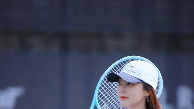 고우리, 화이트 티셔츠와 라켓의 조화, 봄날에 어울리는 테니스룩