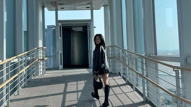 짧은 하의와 하이부츠의 완벽한 조합…김남주의 시크한 공항패션