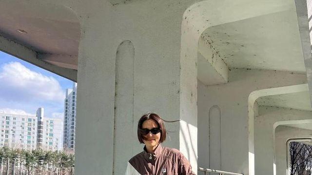 바람을 입은 듯 가볍게, 김나영의 윈드브레이커 룩