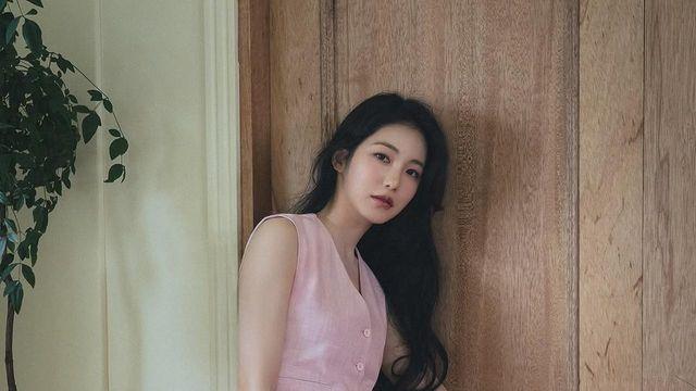 신예은, 핑크 베스트와 옐로우 캐리어로 완성한 ‘호텔 로망스’