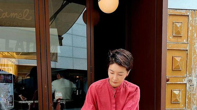 핑크 셔츠와 뱀피 플랫의 매력적인 조합, 진서연만의 감각