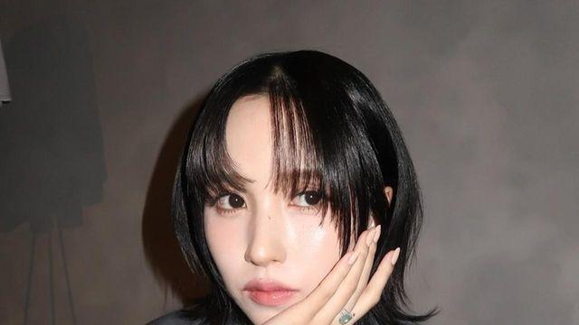 미나, 그레이 재킷과 화이트 시스루 톱... 간결한 조합에서 깊이가 느껴진다