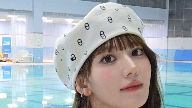 사쿠라, 스트라이프 민소매와 블랙 쇼츠, 그리고 워커의 의외의 조합