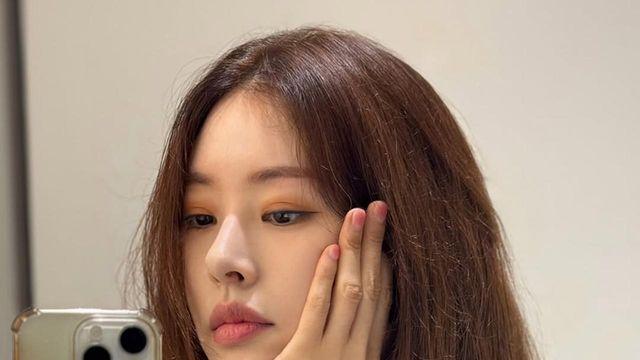 갈색 머리로 돌아온 서동주, 거울 셀카 속 조용한 우아함