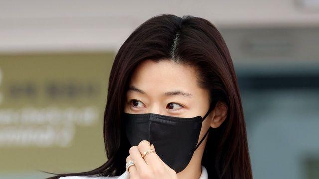 전지현, 고혹미 가득한 공항패션… 피아제 신제품 세계 최초 착용
