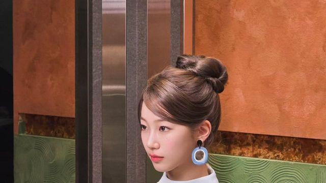 카즈하, 하늘빛 양말에 담긴 반전의 우아함... 간결한 실루엣 속 숨겨진 디테일의 미학