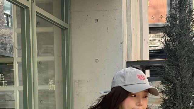 이시안, 오프숄더 맨투맨에 화이트 튤 스커트 그리고 수줍은 미소