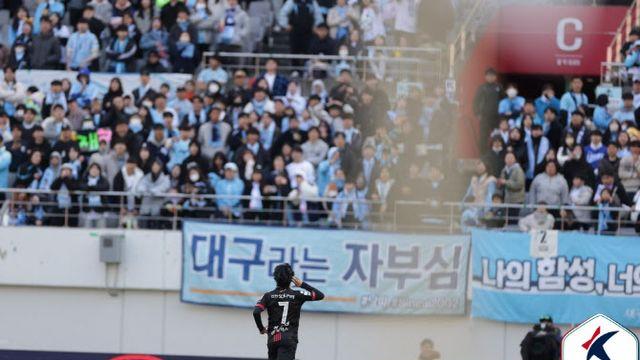 ‘스토리와 예의 사이’ 상반된 세리머니... 중요한 건 선 지키기