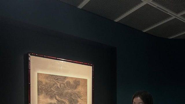 호암미술관에서 겸재 정선의 작품을 감상 중인 윤소이