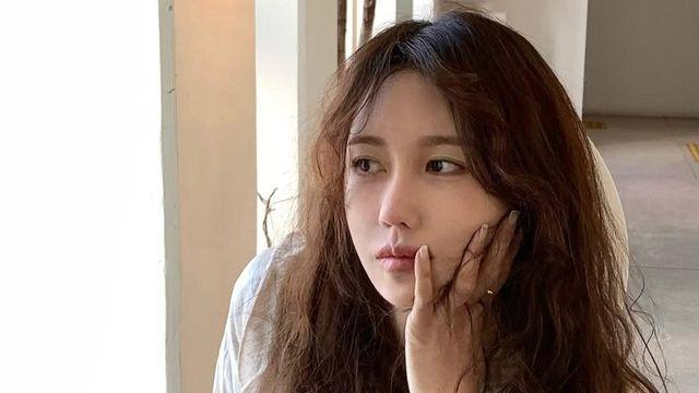 이지아, 단추 풀린 셔츠 아래 비친 반전의 무드