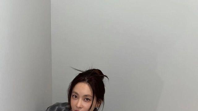 오연서, 체크 셔츠와 트레이닝 팬츠, 그리고 노란 슬리퍼의 반전 조합