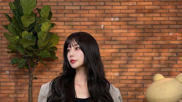 클라라, 오버사이즈 재킷과 블랙 시스루 스타킹의 대담한 조화