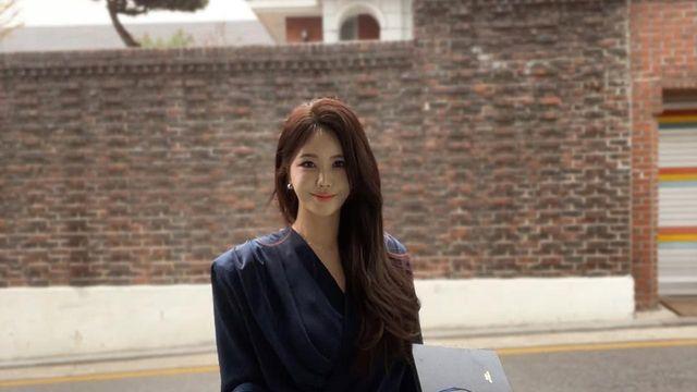 강예빈, 페미닌 매력 넘치는 네이비 드레스룩