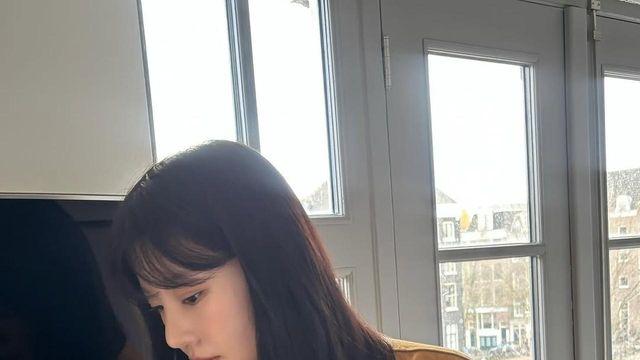 추화정, 창밖 풍경보다 눈부신 머스타드 룩...오버핏 재킷과 롱스커트의 은근한 조화