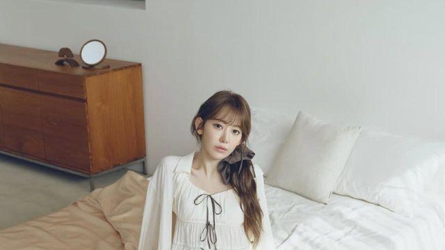 사쿠라, 햇살 가득한 침실 속 한 폭의 그림