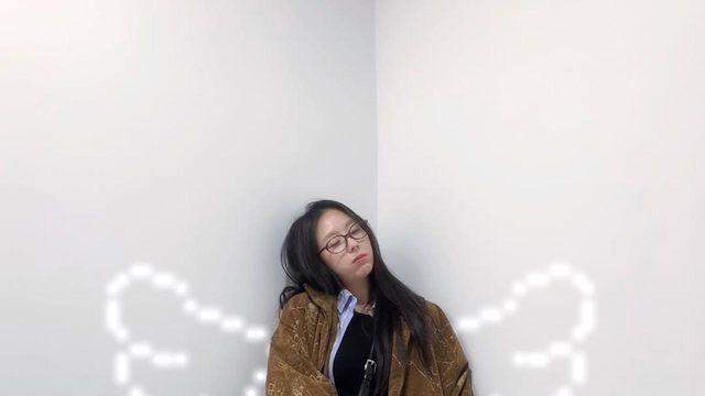 예원, 플라워 자수 니삭스와 빈티지 백, 디테일이 살아있는 스타일링