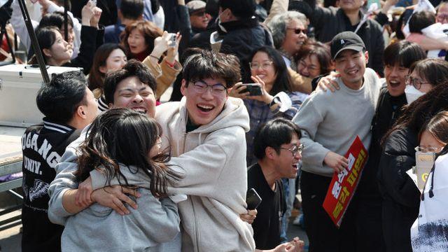 “尹 파면, 우리가 역사의 주인공”…시민들, 광장 모여 `축포`