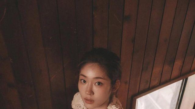 송지우, 섬세한 레이스 속에 숨어 있는 단단한 실루엣