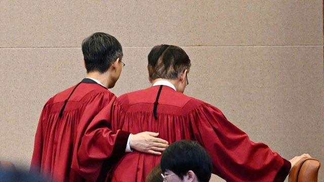 “尹 파면” 입술 떤 문형배…퇴장하며 김형두 등 쓸어내렸다