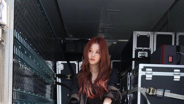 로프 스트랩 백과 핑크 스니커즈로 완성한 사나표 믹스매치