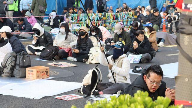 [두쪽으로 나뉜 대한국민] “깃발이 투쟁가로 만들었다”…민주주의 한복판에 선 청년