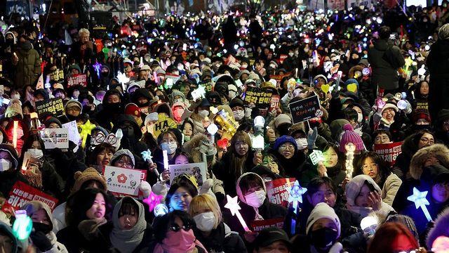 [尹파면] 응원봉·태극기 들고 나선 20대…조기 대선 새 변수?