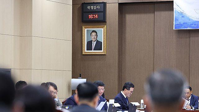 각급 군부대와 재외공관에 파면된 윤석열 전 대통령 사진 철거됐다