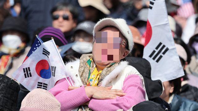[윤석열 파면] 한남동서 윤 지지자 분신 시도… 경찰 