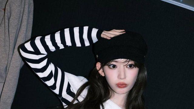 사쿠라, 어깨로 유혹하는 스트라이프 미니룩