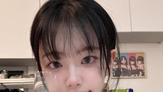 딸기 프린트가 사랑스러운 민트 톤 원피스, 쵸단표 홈웨어 스타일