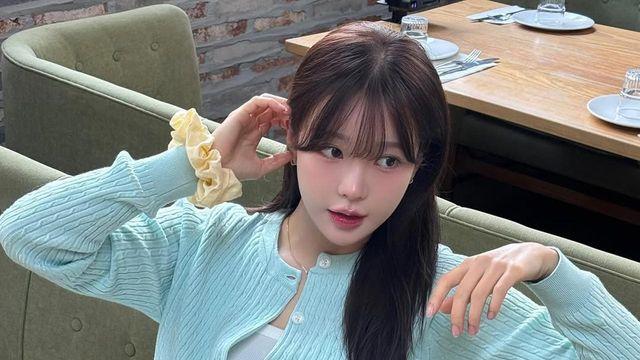김윤희 아나운서, 민트빛 카디건 아래 드러난 레그라인…심쿵 유발 데이룩