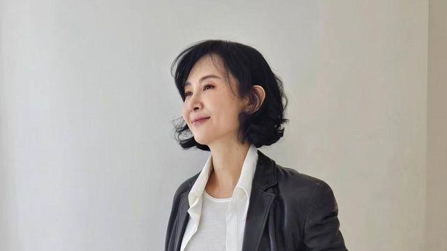채시라, 청춘을 입다… 청바지로 연출한 시크한 데일리룩