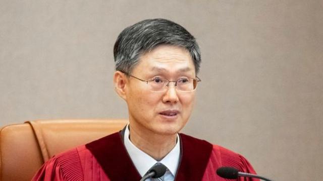 윤 전 대통령 파면 선고 직후… 문형배가 한 행동에 '눈길'