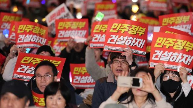 윤 전 대통령 파면 후 첫 주말… 봄비에도 광화문·시청 대규모 집회