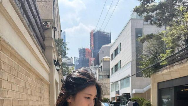 홍화연, 거울 앞에서 드러낸 묘한 시선…미니백으로 완성한 봄의 관능