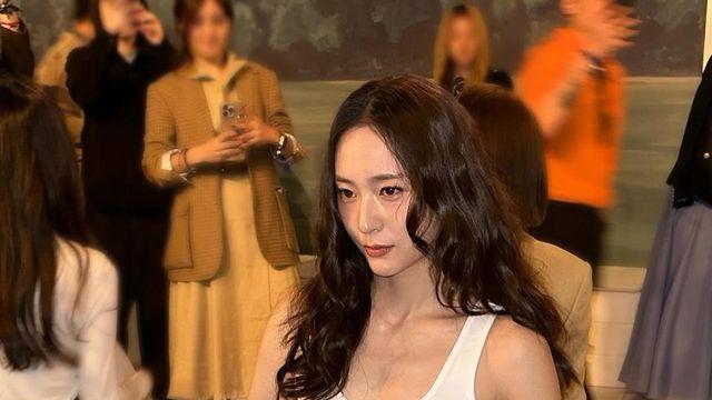 정수정, 골드 스팽글 스커트와 화이트 탱크톱으로 완성한 리조트 글램룩