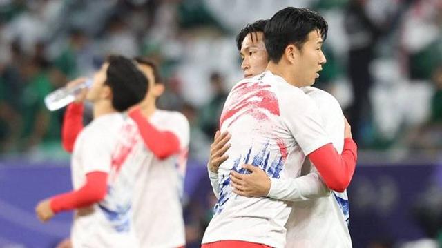 응원 쏟아졌다...병상에 누워 근황 공개한 한국 축구 대표팀 선수