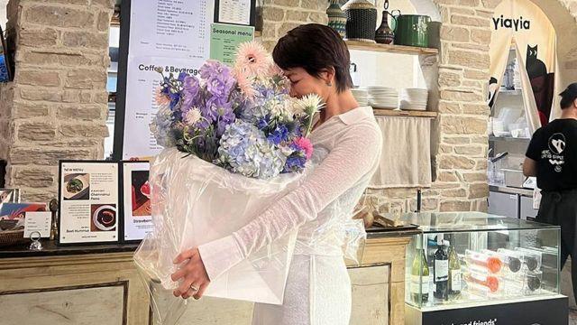 진서연, 하얀 니트 드레스에 꽃을 안고…이보다 더 우아할 수 있을까